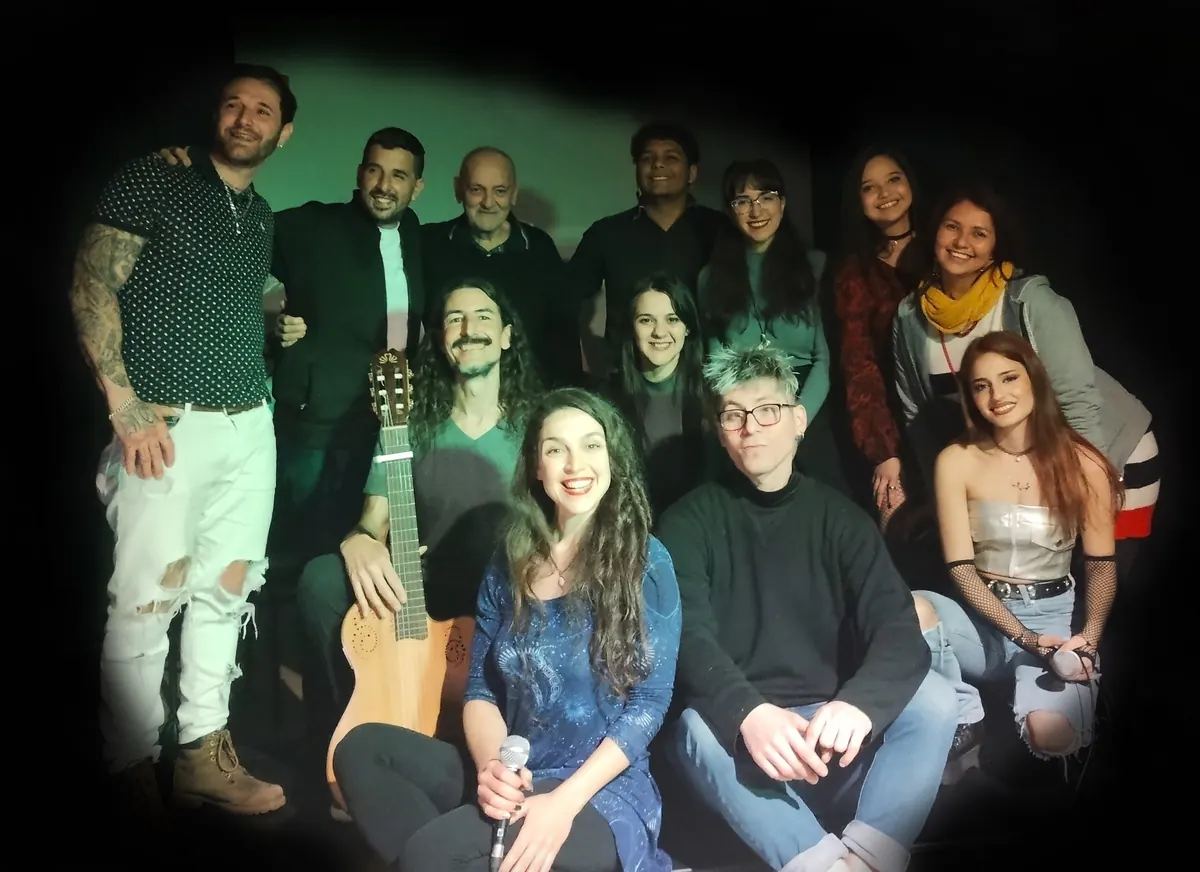 Grupo de alumnos practicando en un ambiente íntimo con guitarra y teclado