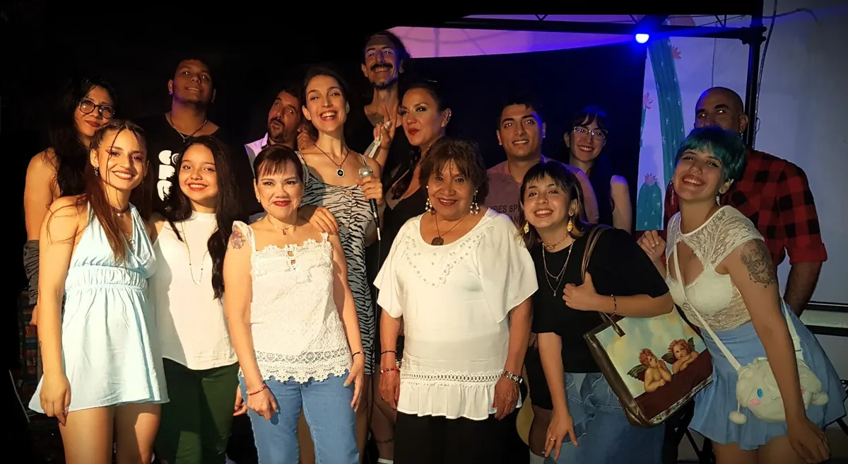 Alumnos posando después del show con luces azules