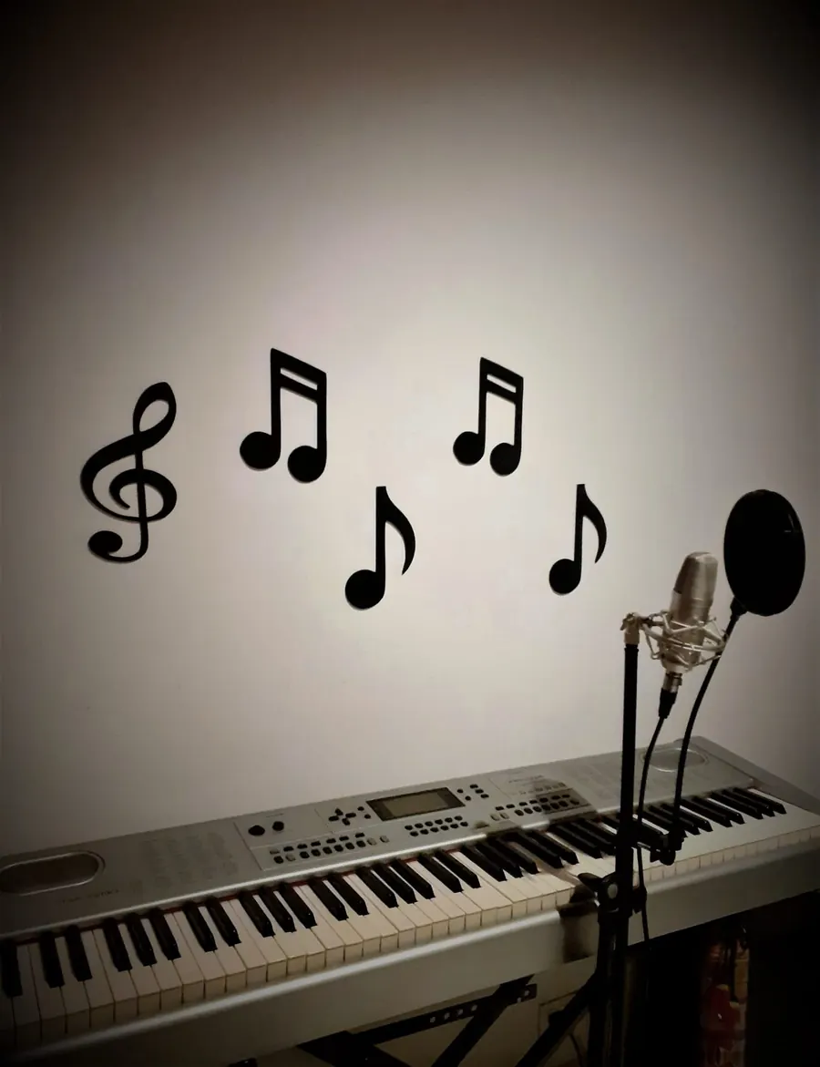 Espacio de estudio con teclado y micrófono
